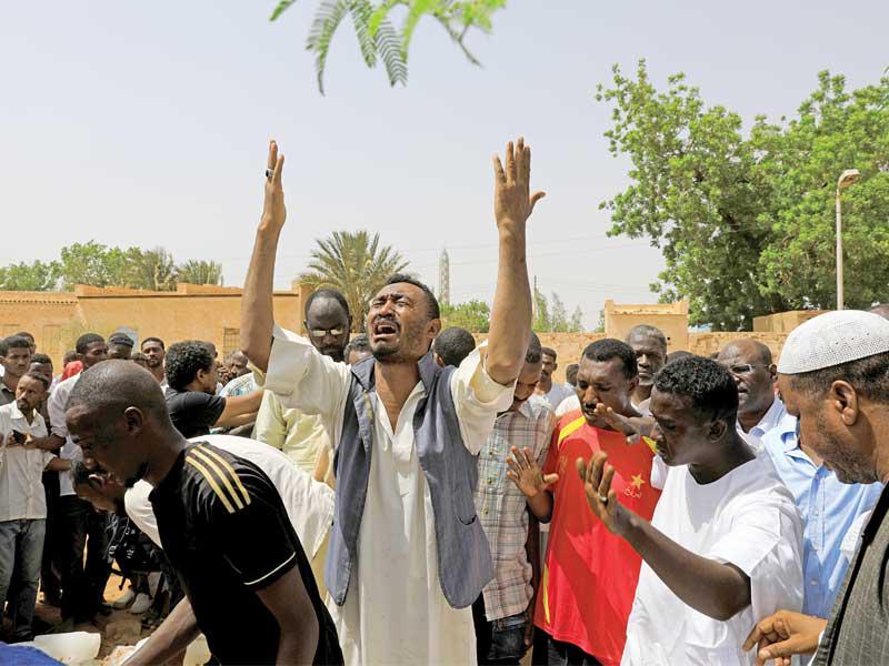 سوداني ينتحب خلال مشاركته أمس في تشييع أحد ضحايا تظاهرات أمس الأول في أم درمانt (رويترز)