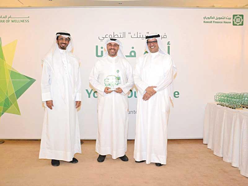 تكريم أحد أعضاء فريق «بيتك» التطوعي