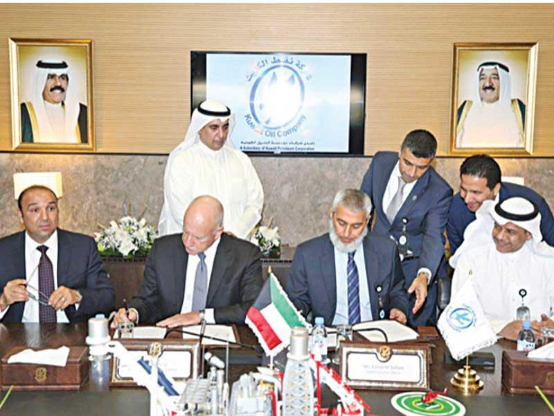 السلطان أثناء توقيع العقد مع مسؤول «هاليبرتون»