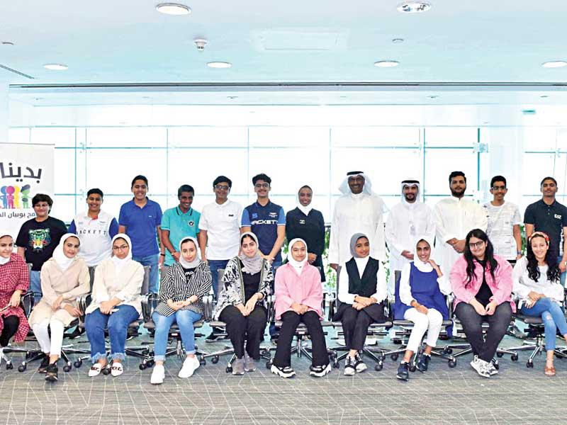 الحماد في صورة جماعية مع متدربي المرحلة الاولىn