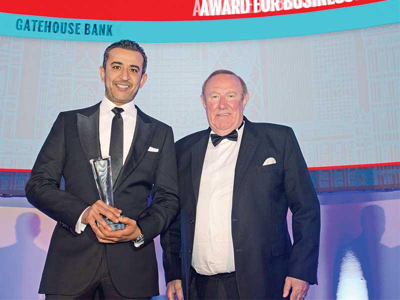 بودي يتسلم الجائزة