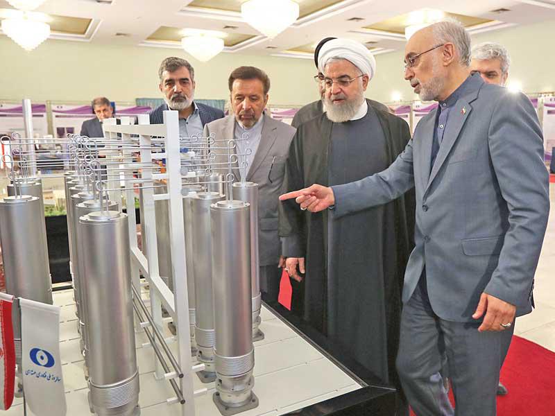 روحاني وأكبر صالحي خلال جولة تفقدية مايو الماضي (أي بي أيه)