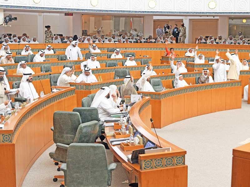 التصويت برفع الأيدي في جلسة أمس (تصوير عبدالله الخلف)