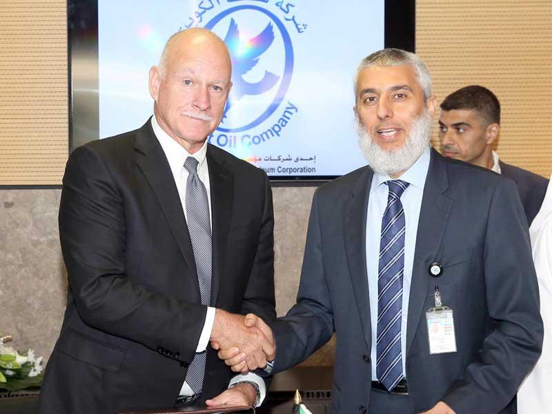 عماد سلطان وجو ريني خلال مراسم توقيع الإتفاقية