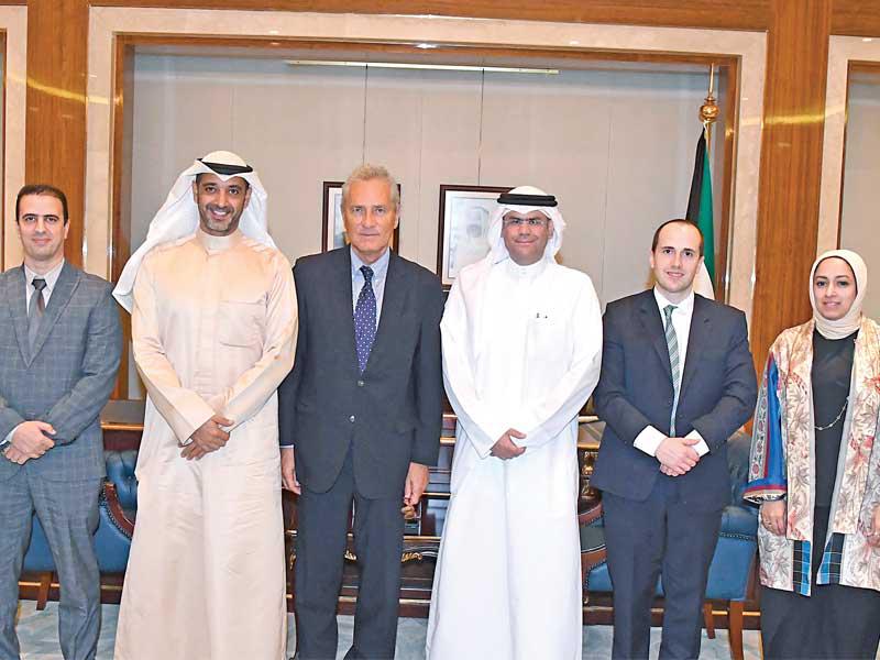 العبدالله مستقبلاً الوزير الإيطالي أمس