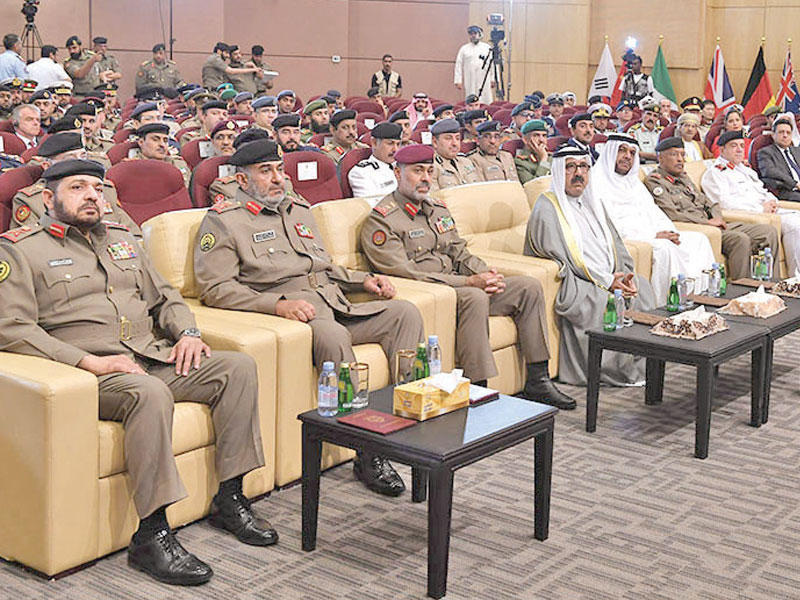 ناصر الصباح متوسطاً كبار المسؤولين والحضور خلال التخريج