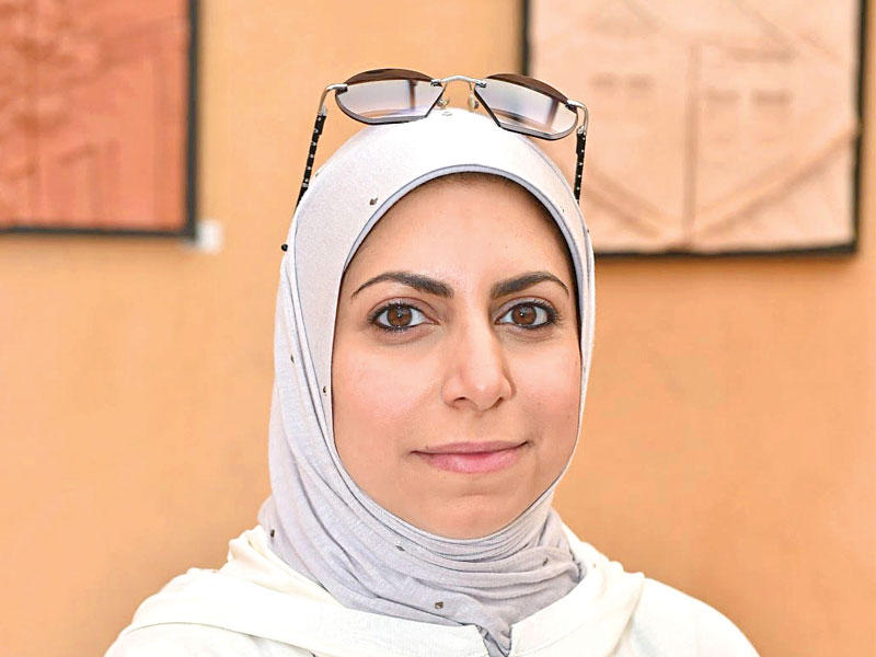 مسؤولة بيت الخزف الكويتي الفنانة التشكيلية ديمة القريني