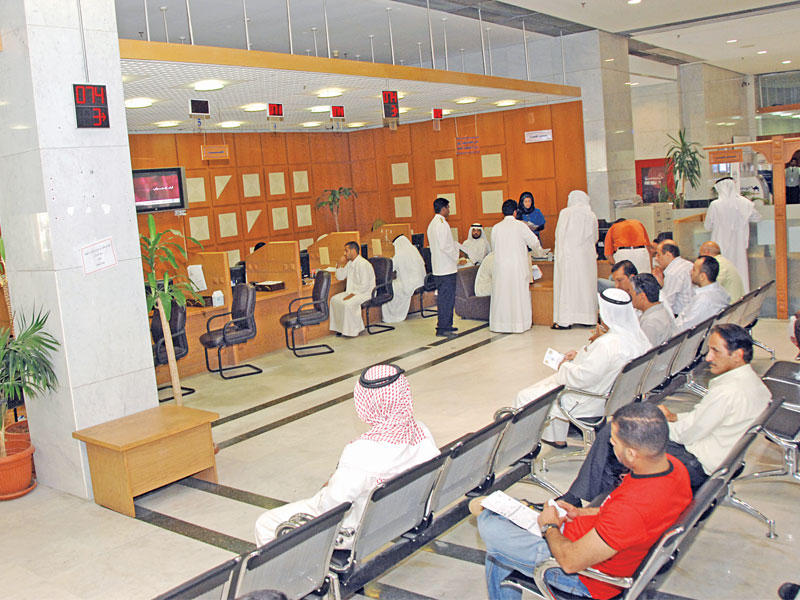 موظفو القطاع الحكومي  (أرشيف)