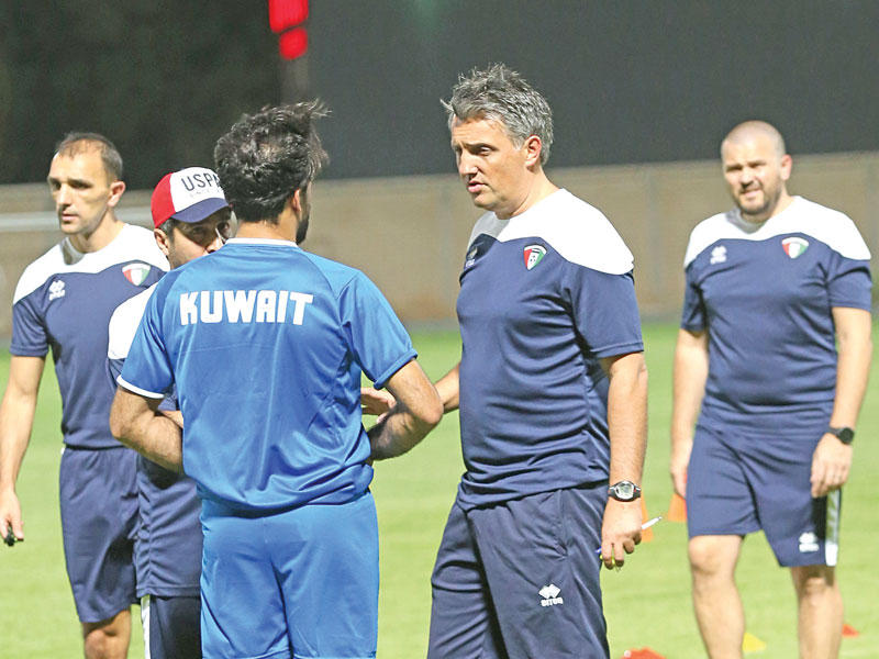 جوزاك وحديث جانبي مع أحد اللاعبينn