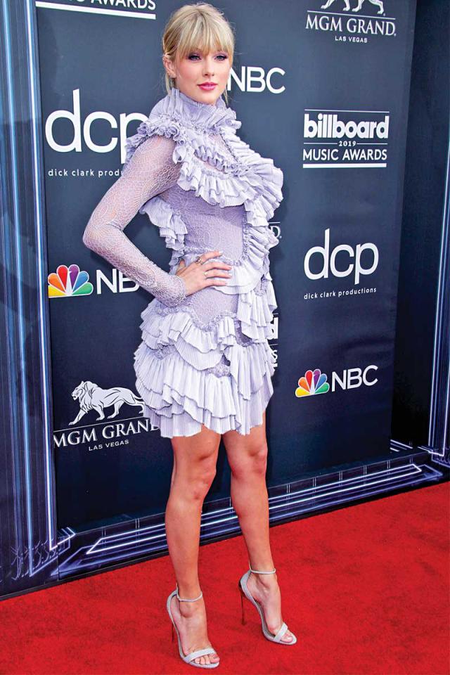 النجمة العالمية الغنائية تايلور سويفت