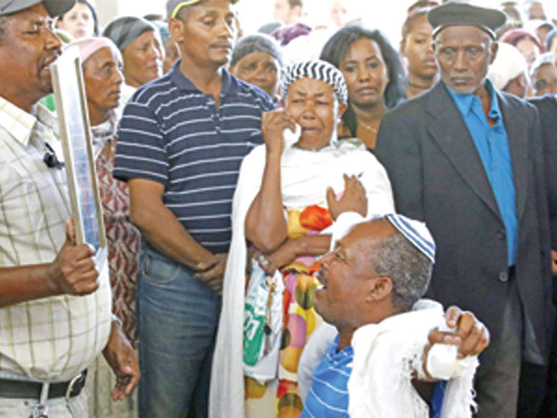 والد الشاب تيكا في حيفا يبكي أمس خلال جنازته (ا ف ب) 