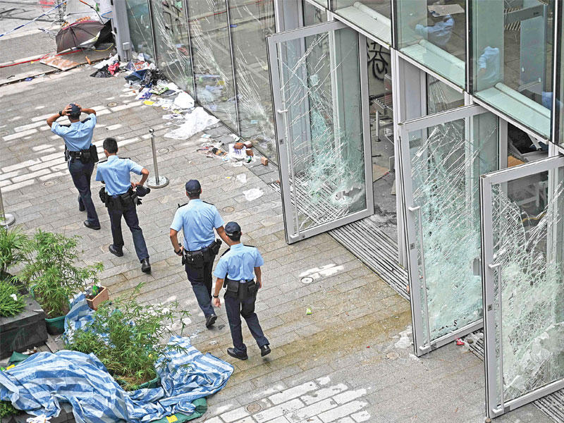 مدخل البرلمان في هونغ كونغ أمس (أ ف ب)