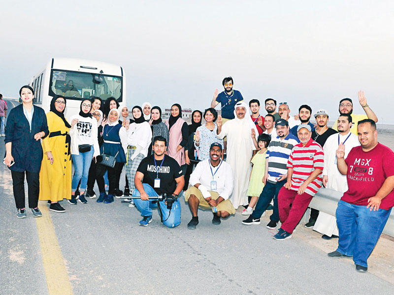 صورة جماعية للطلبة خلال زيارتهم لجسر جابر