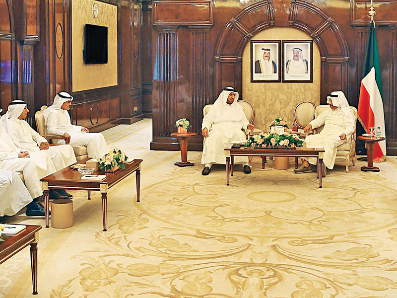 رئيس الوزراء مستقبلاً وفد جمعية المحامين أمس