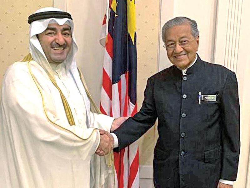 السفير العسعوسي أثناء لقائه رئيس وزراء ماليزيا