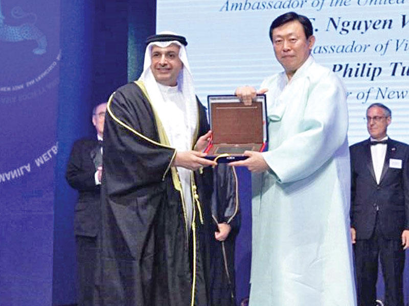 جانب من تكريم مؤسسة «مجتمع آسيا» للسفير العوضي