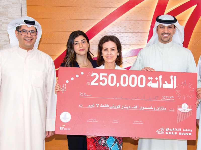 تسليم الشيك للفائزة