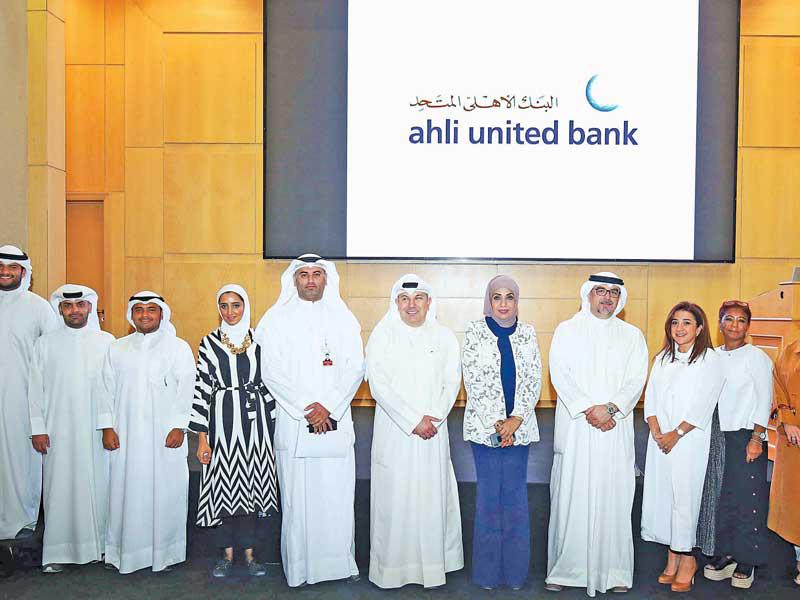 أمين مع عدد من مديري الهيئة العامة للقوى العاملة