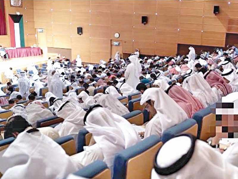 جانب من المشاركين في اختبارات «الجمارك»