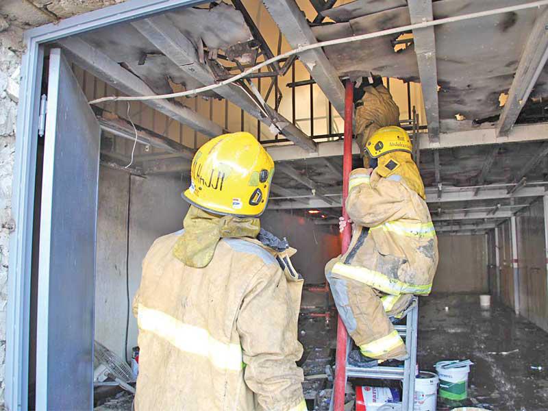 رجلا إطفاء خلال إخماد الحريق