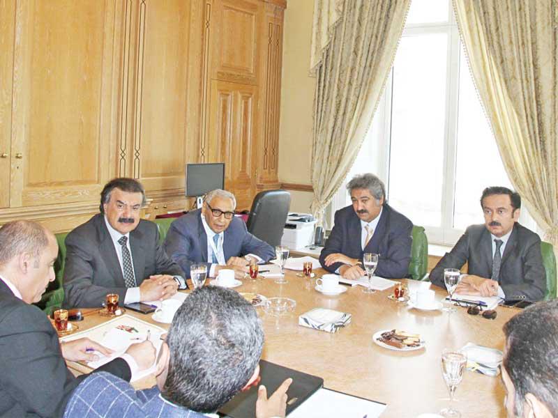 نائب وزير الخارجية، خالد الجارالله مترئساً اجتماع الفرق المشاركة في اجتماع التوجية الكويتي - البريطاني