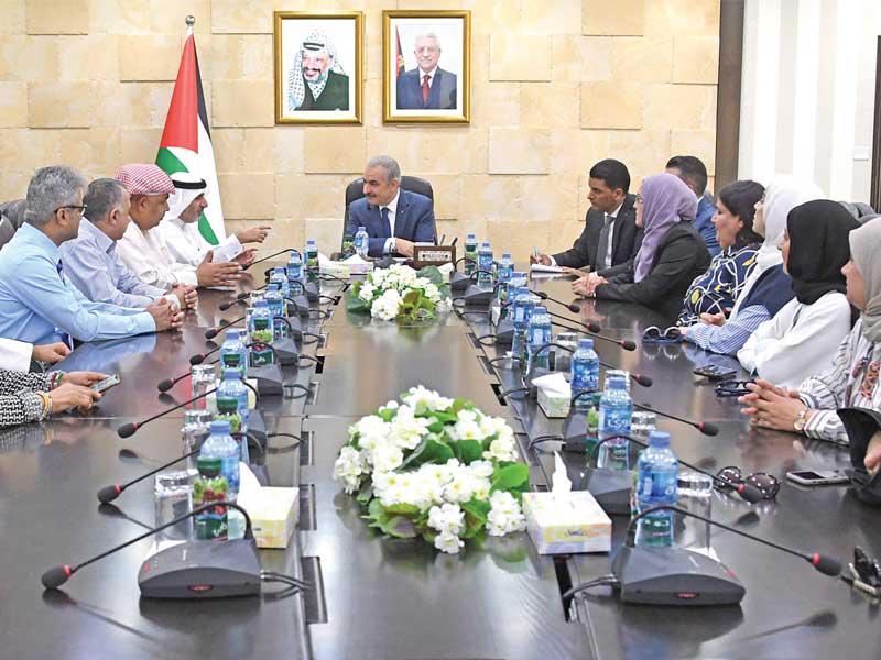 رئيس الوزراء الفلسطيني مستقبلا اعضاء بعثة «التربية»