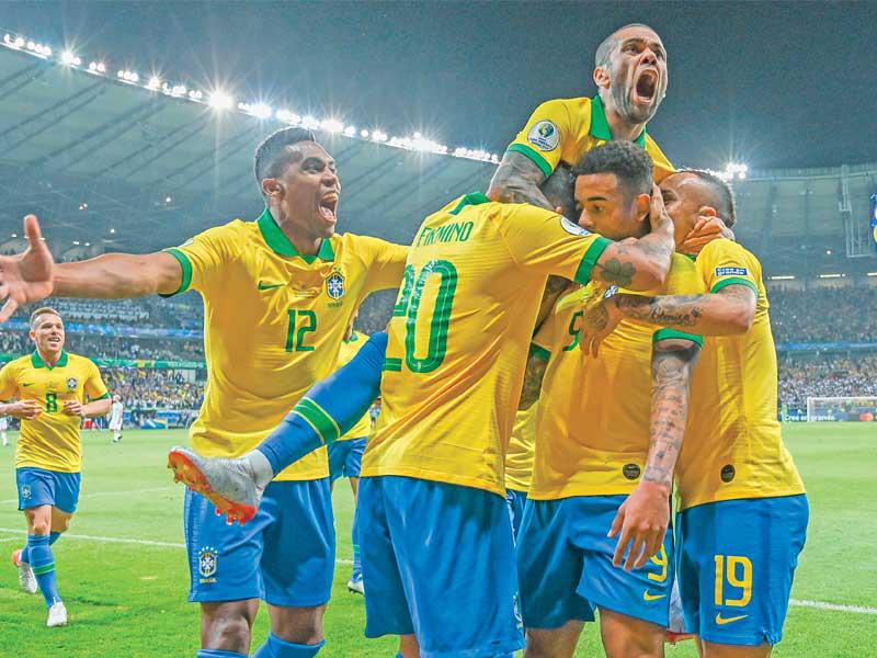 فرحة لاعبي المنتخب البرازيلي بهدف غابريال خيسوس 