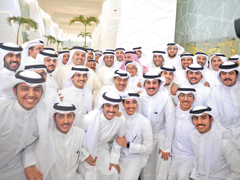 الحجرف فرحاً بتجاوز الثقة مع مؤيديه   (تصوير عبدالله الخلف)