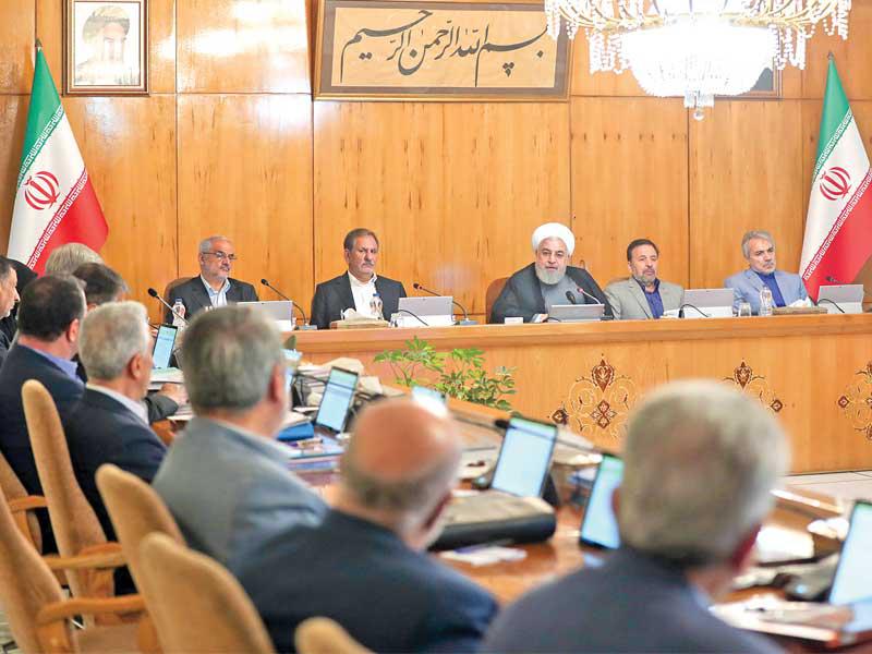 روحاني متحدثا خلال اجتماع حكومي في طهران أمس (أي بي أيه)