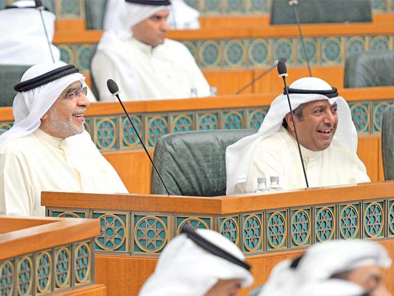 من يمين الصورة النائب الملا و رئيس لجنة الميزانيات والحساب الختامي النائب عدنان عبدالصمد