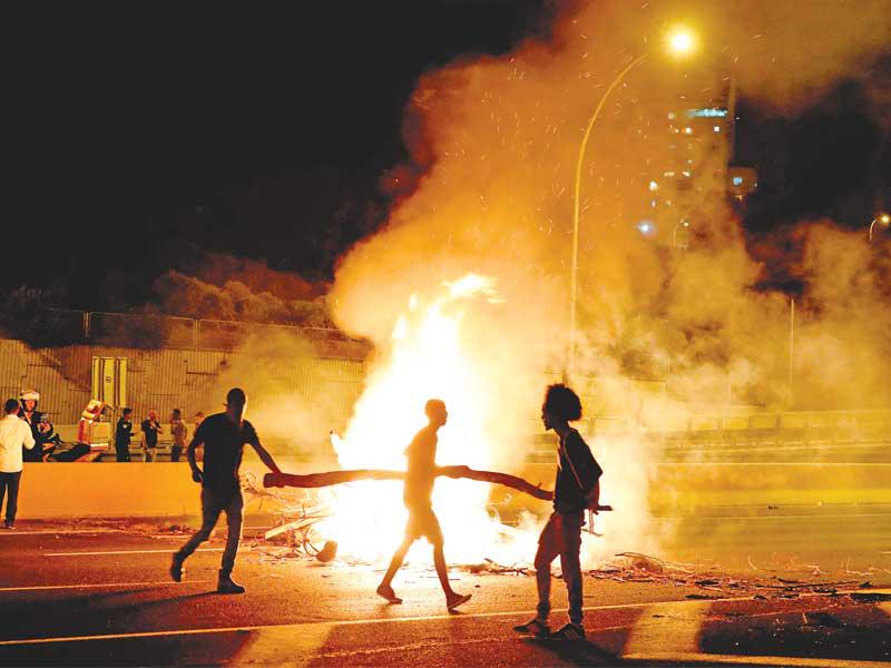 إثيوبيون خلال التظاهرات في ناتانيا مساء أمس الأول (أ ف ب)