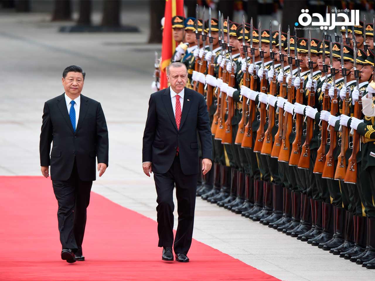 الرئيس التركي رجب طيب أردوغان والرئيس الصيني شي جين بينغ يتفقدان حراس الشرف الصيني خلال حفل استقبال خارج قاعة الشعب الكبرى في بكين