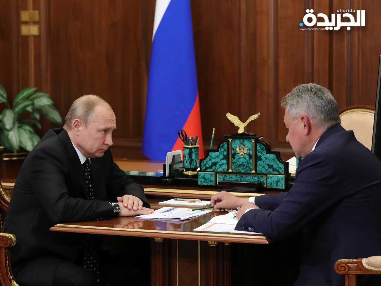  الرئيس الروسي فلاديمير بوتين مع وزير الدفاع سيرجي شويغو لمناقشة حادثة غواصة روسية في أعماق البحار