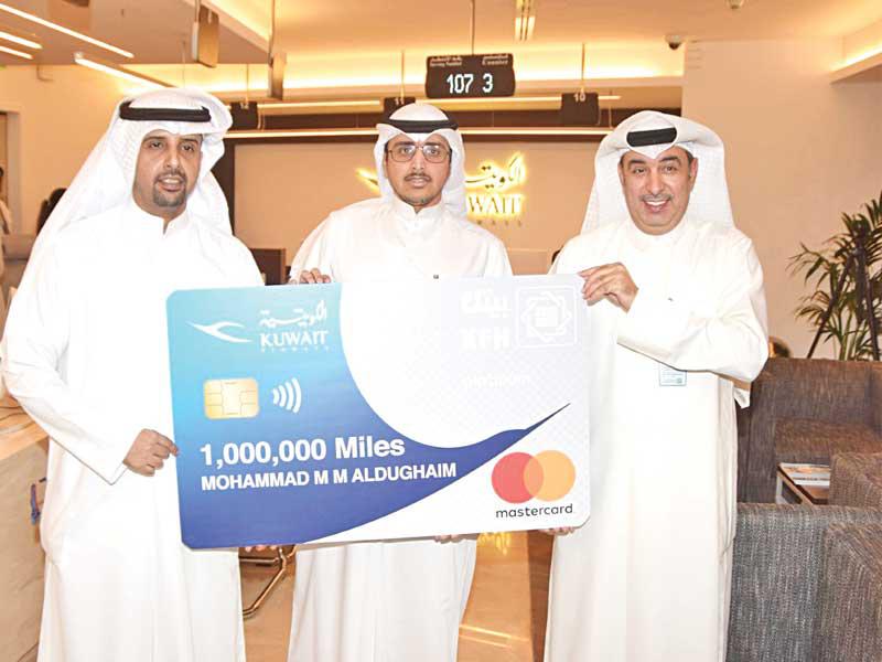 تكريم احد الفائزين