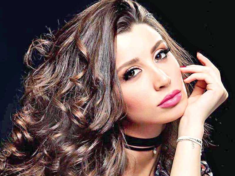 الفنانة سارة التونسي