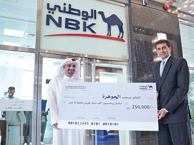 الفائز يتسلم جائزته