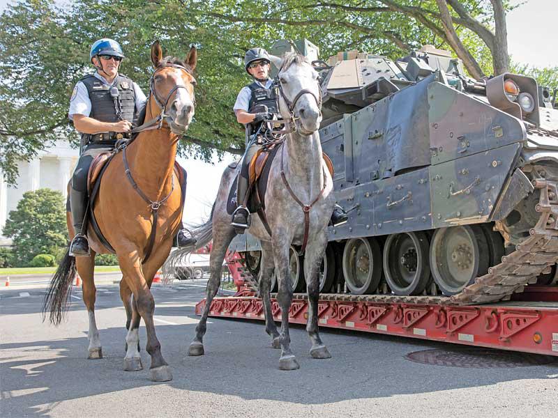 شرطيان على حصانهما قرب دبابة أمام نصب لينكولن في واشنطن أمس الأول (أي بي ايه)