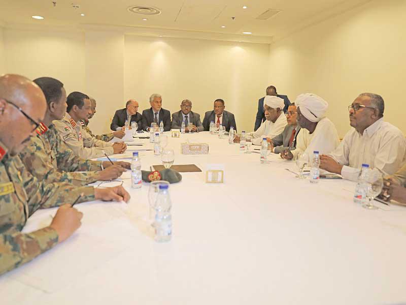 العسكر وقادة الاحتجاجات خلال اجتماعهم مساء أمس الأول (اي بي ىي)