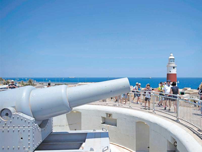 اشخاص يتنزهون على ساحل جبل طارق وتبدو الناقلة في الخلفية(ا فب )