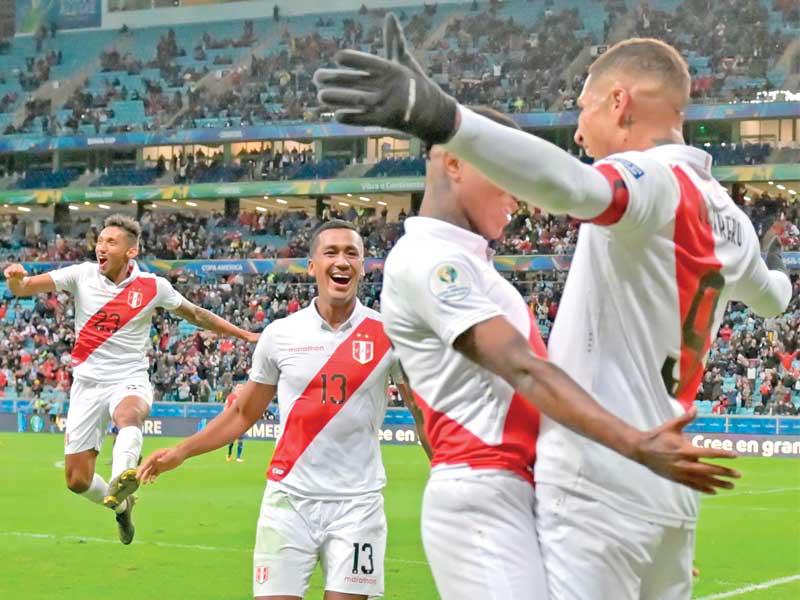 باولو غيريرو نجم بيرو يحتفل بهدفه في مرمى تشيلي