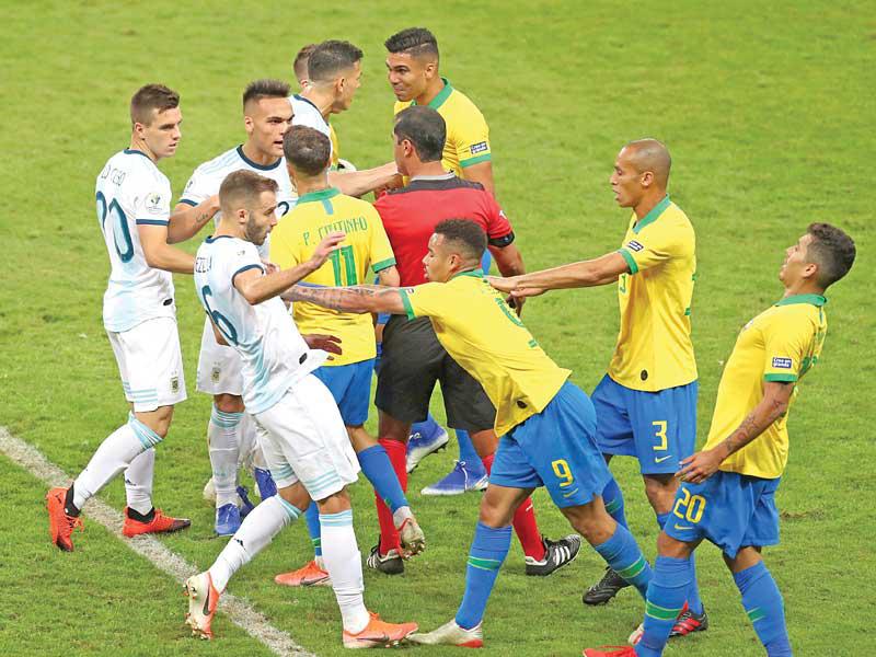 جانب من مناوشات لاعبي الأرجنتين والبرازيل 