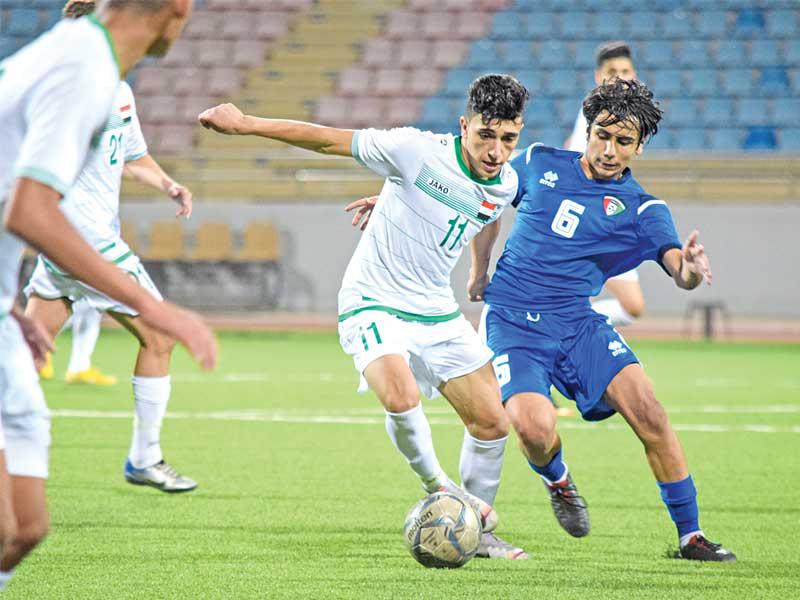 محاولة الاستحواذ على الكرة بين لاعبي المنتخبين