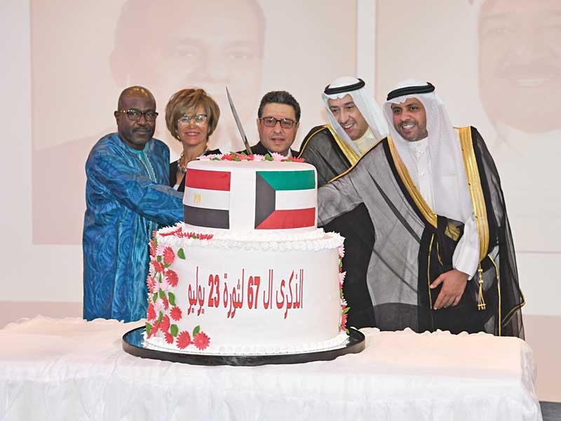 الجبري والسفير المصري وحرمه يقطعون قالب الحلوى