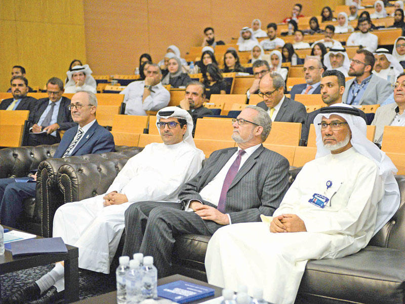 السفير الأميركي متوسطاً الحضور