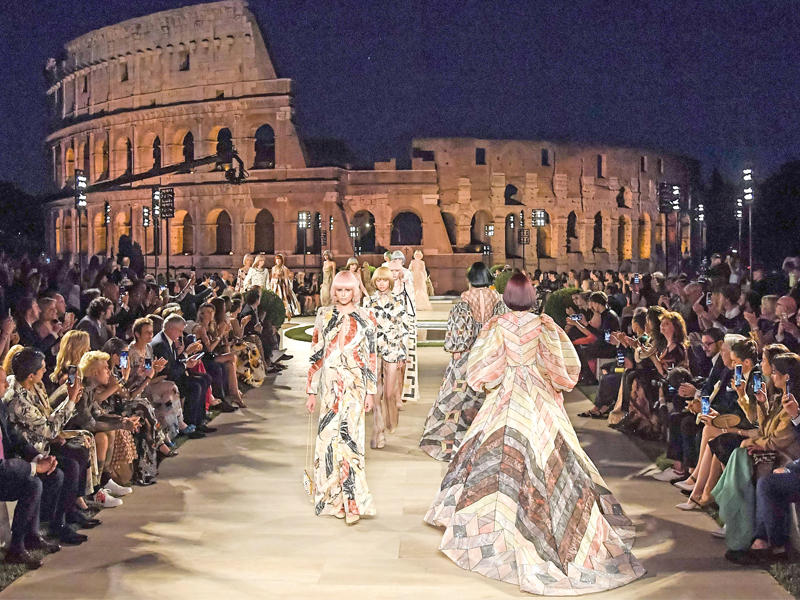 من عرض «فندي» ولاغرفيلد