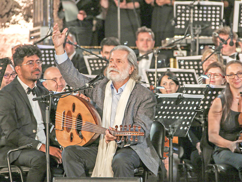 مارسيل خليفة يغني في بعلبك 