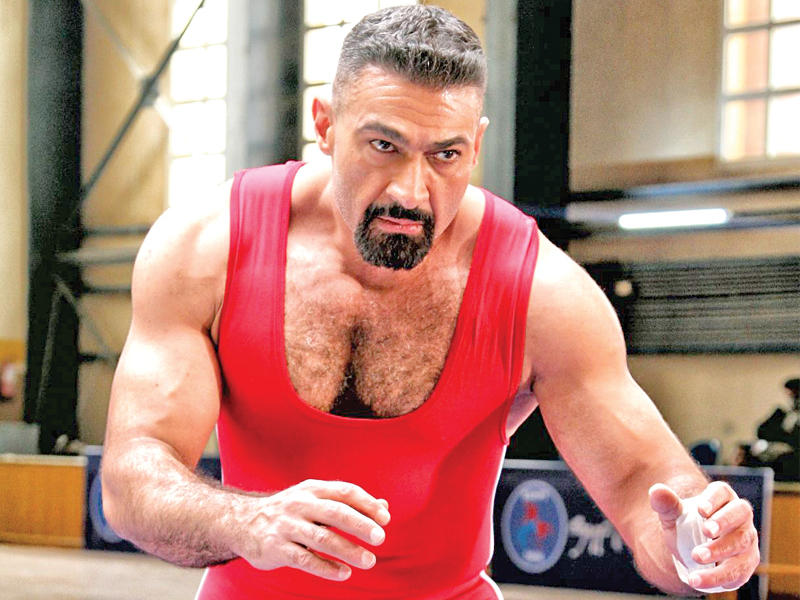 الممثل ياسر جلال في دور المصارع 