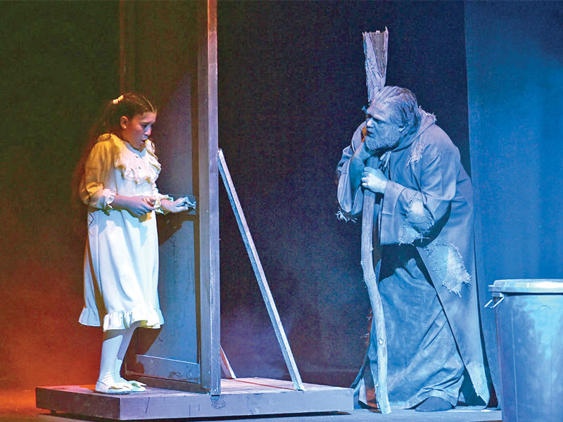 لوسي في حوار مع العجوز 