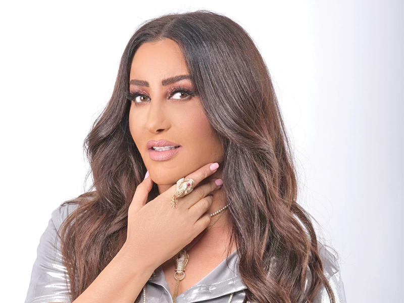 الفنانة لطيفة 