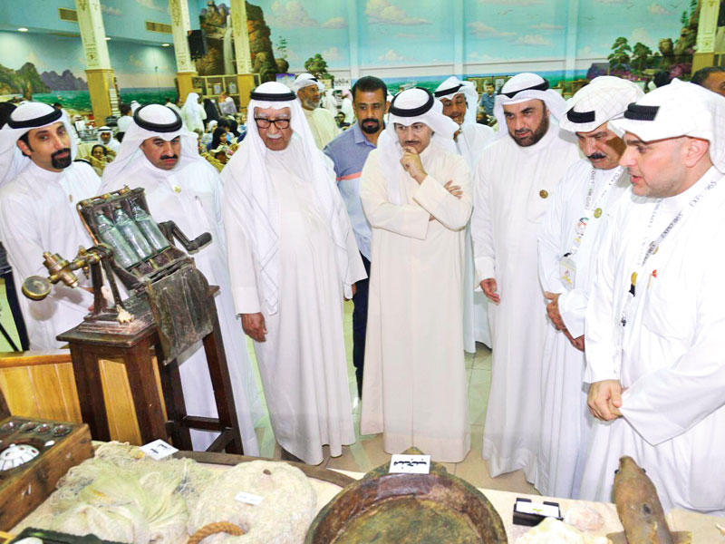 الجابر خلال جولته على المعرض التراثي 